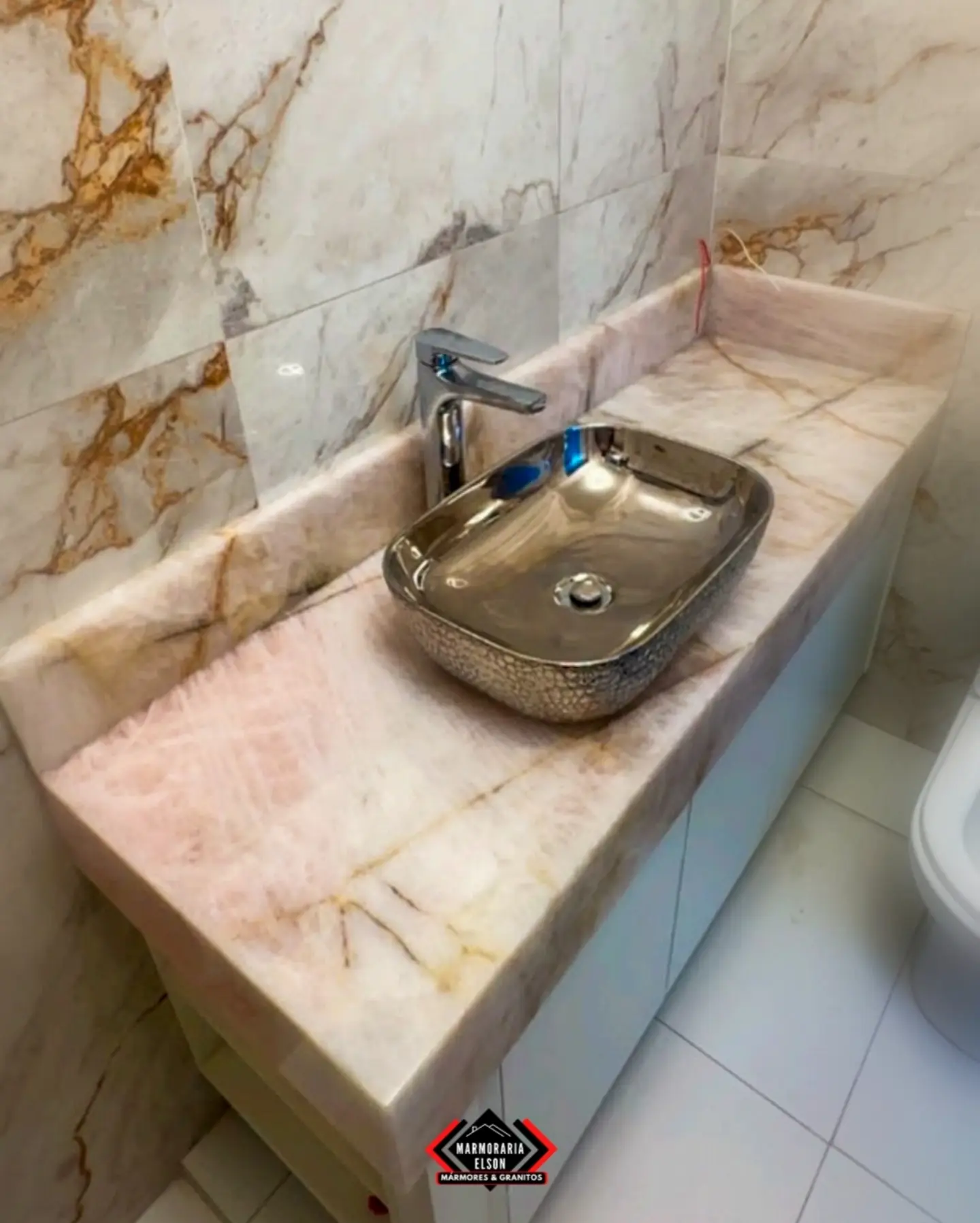 Lavabo em pedra nobre — Veios dourados