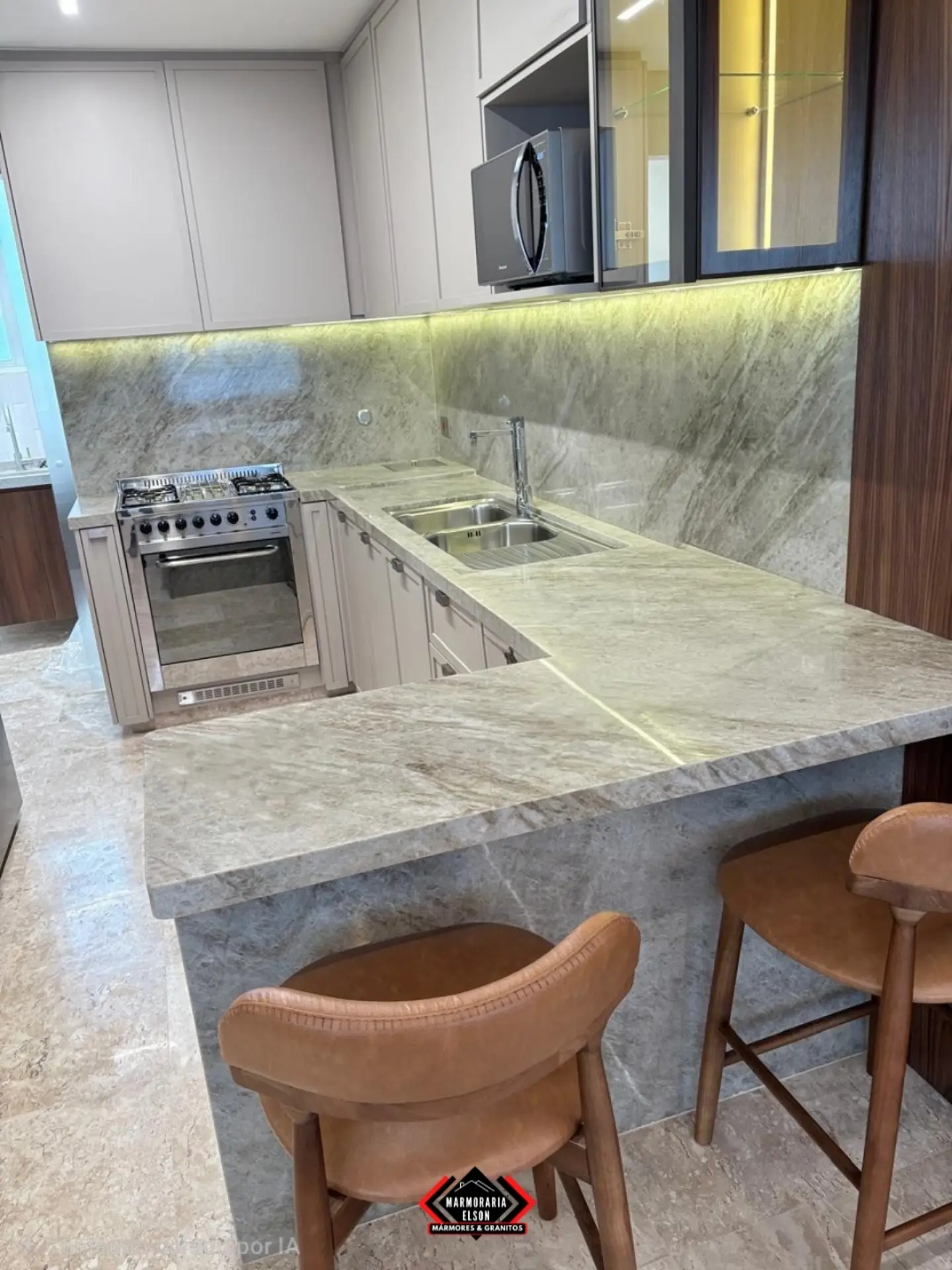 Cozinha com península — Bancada e frontão contínuos