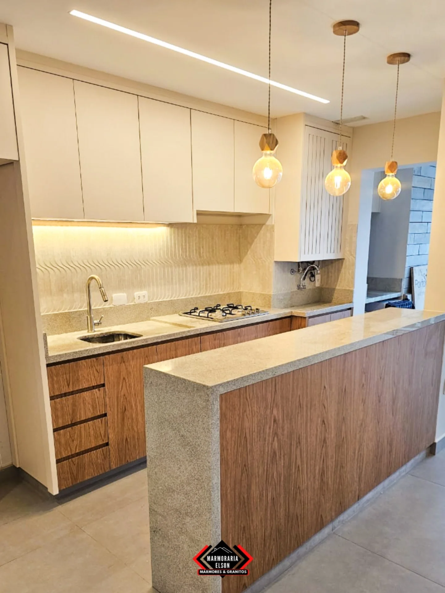 Cozinha integrada — Península com descida lateral